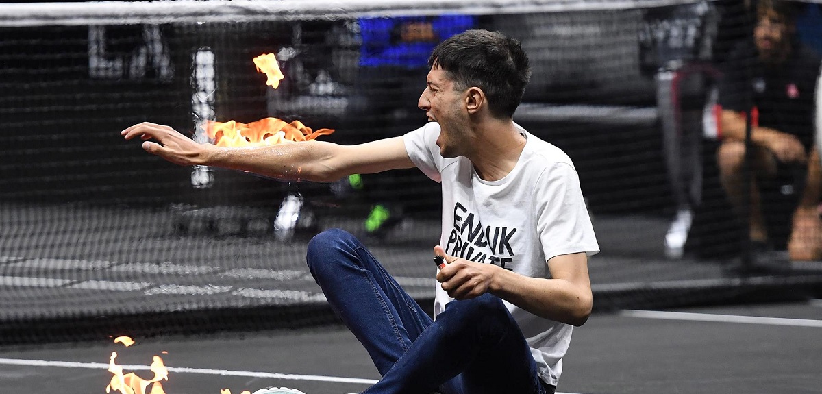 Activista entra a cancha de la Laver Cup y prende fuego a su brazo