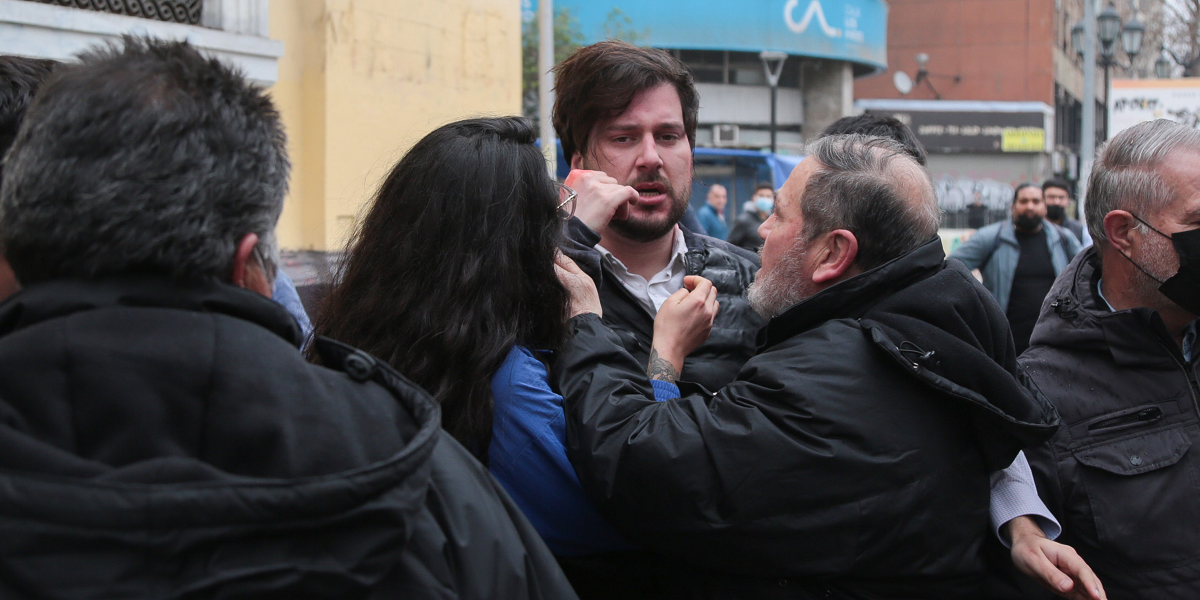Hermano del presidente Gabriel Boric fue agredido por manifestantes en pleno centro de Santiago