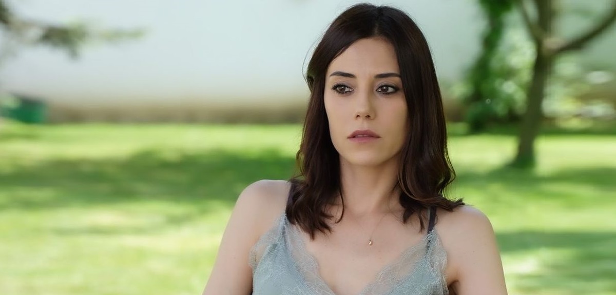 Actriz Cansu Dere cambió radicalmente su apariencia para posar en la revista Vogue de Turquía