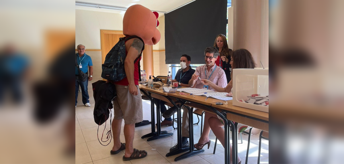 Chileno en Francia emitió su voto con máscara de 'Condorito': 