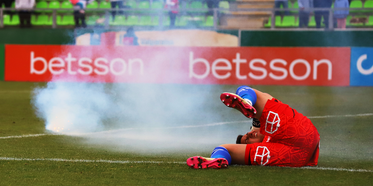 Fuego artificial impactó a arquero de la U: jugador fue llevado en ambulancia y partido se suspendió