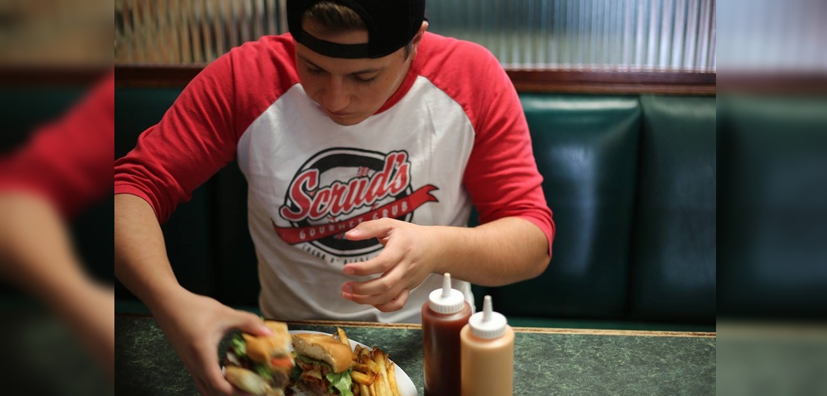 Comportamientos alimentarios de los padres influyen en la alimentación emocional de los adolescentes