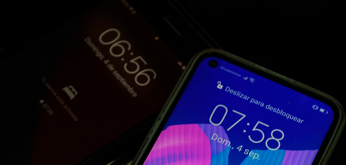 ¿Se te cambió la hora del celular? Revisa cómo corregirlo y retomar el horario oficial en Chile
