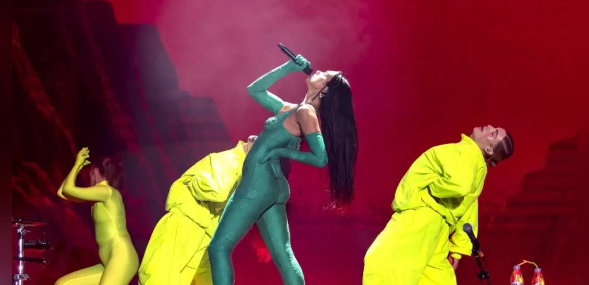 Dua Lipa protagonizó gracioso chascarro durante concierto: casi pasó inadvertido