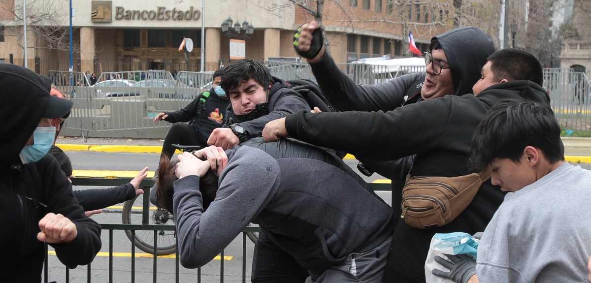 Revelan video de la agresión a Simón Boric: le robaron celular durante ataque y ya hay 4 detenidos