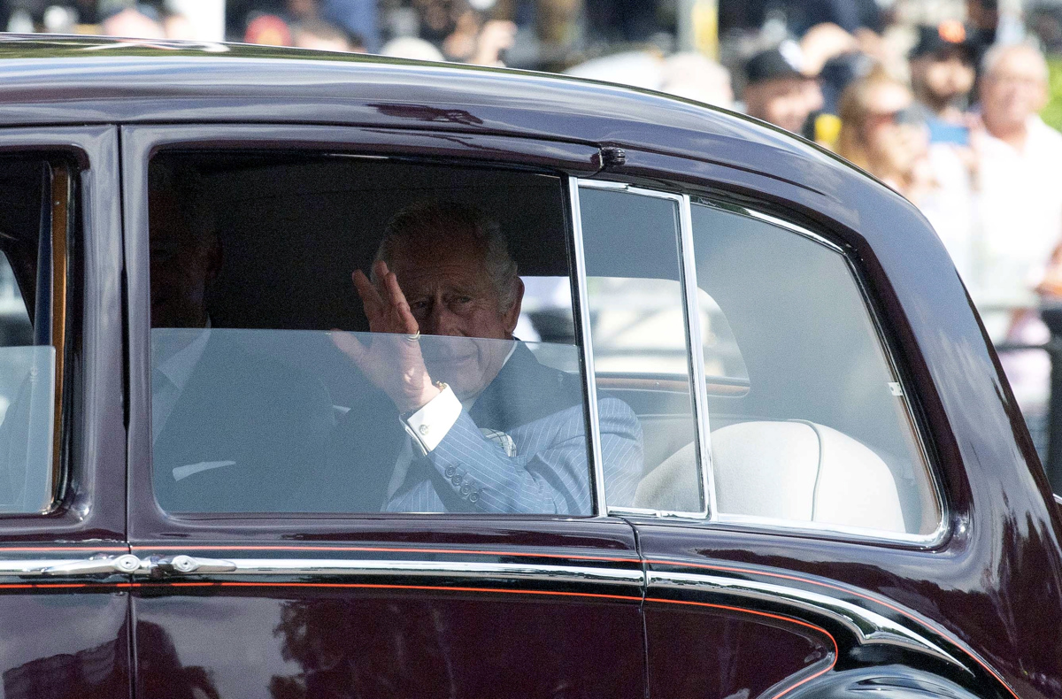 Rey Carlos III saludando