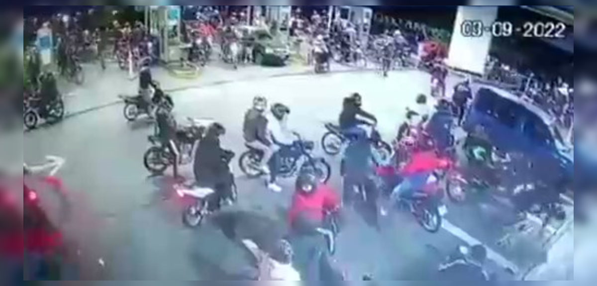 Registran impactante asalto de más de 50 'motochorros' a una estación de servicio en Argentina