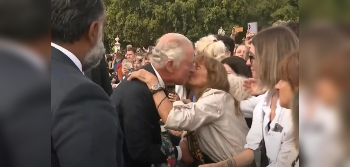 Mujer rompió el procolo y le dio inesperado beso a Carlos III afuera del Palacio de Buckingham
