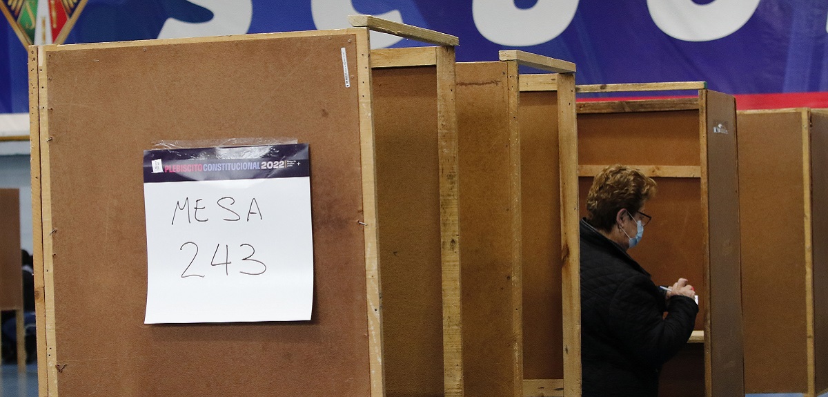 No le importaron las contracciones: mujer embarazada rompe fuente justo después de votar en Santiago