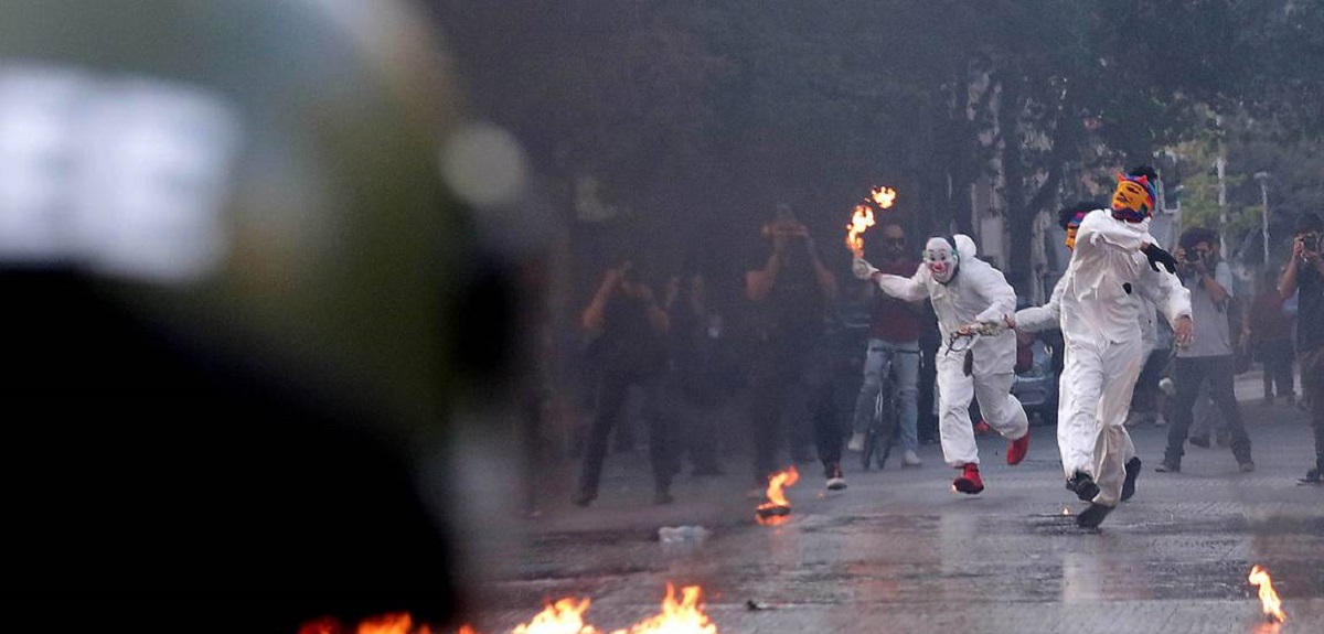 Overol blanco que intentó lanzar bomba molotov en el INBA terminó con quemaduras en su cuerpo