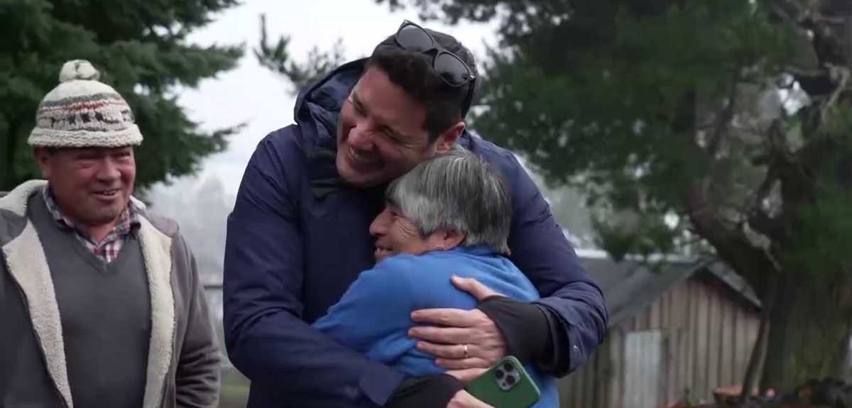 Pancho Saavedra tuvo noble gesto con mujer que perdió a su hija por cáncer en Lugares que hablan