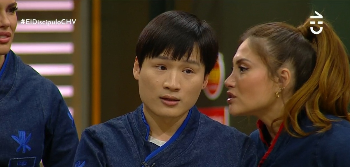 Karen ayuda a Yuhui Lee