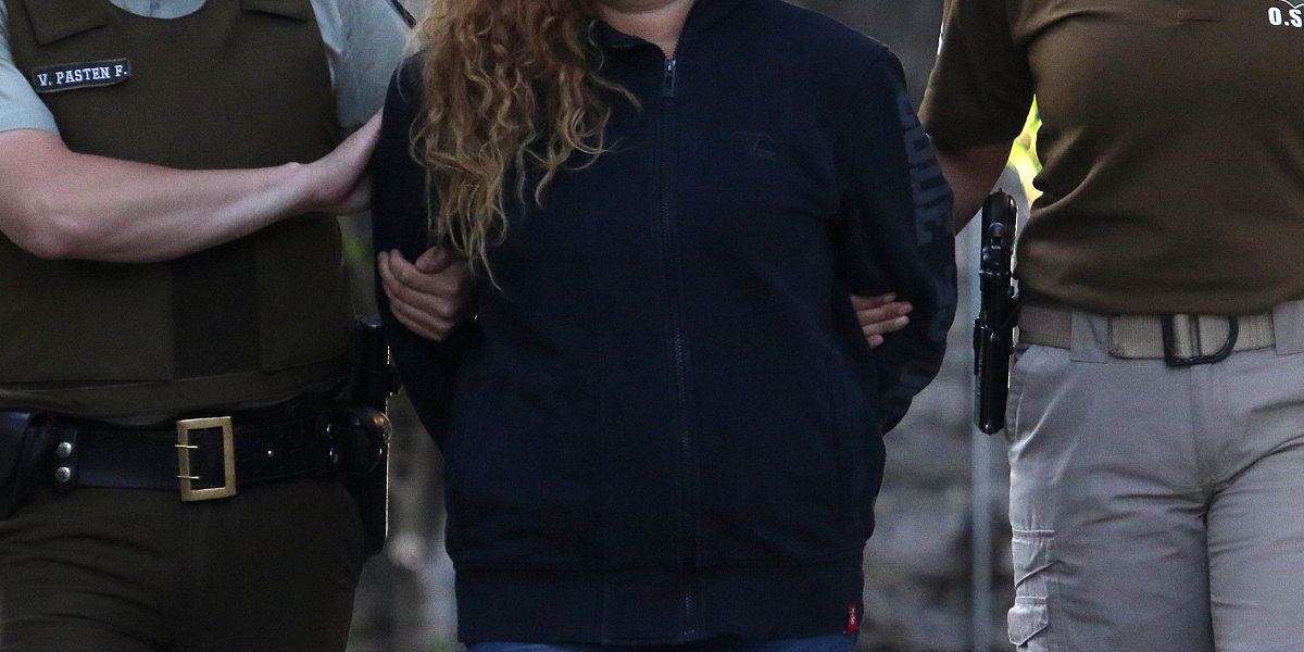 Dictan prisión preventiva para mujer acusada de permitir que su pareja violara a su hija de 13 años