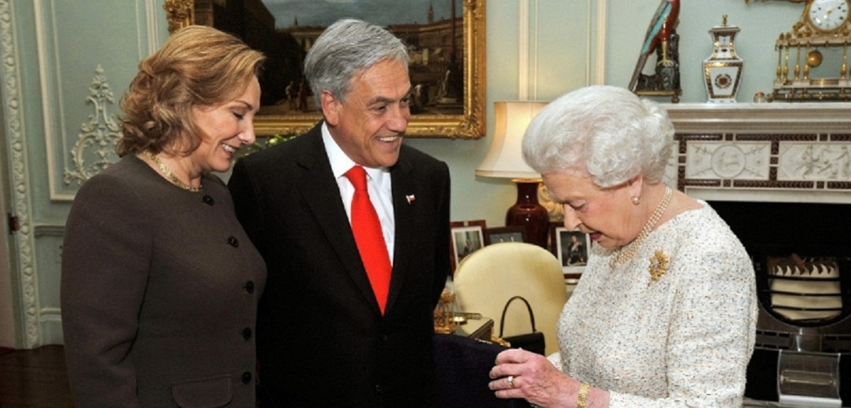 El día en que el expresidente Sebastián Piñera le regaló una piedra a la fallecida Reina Isabel II
