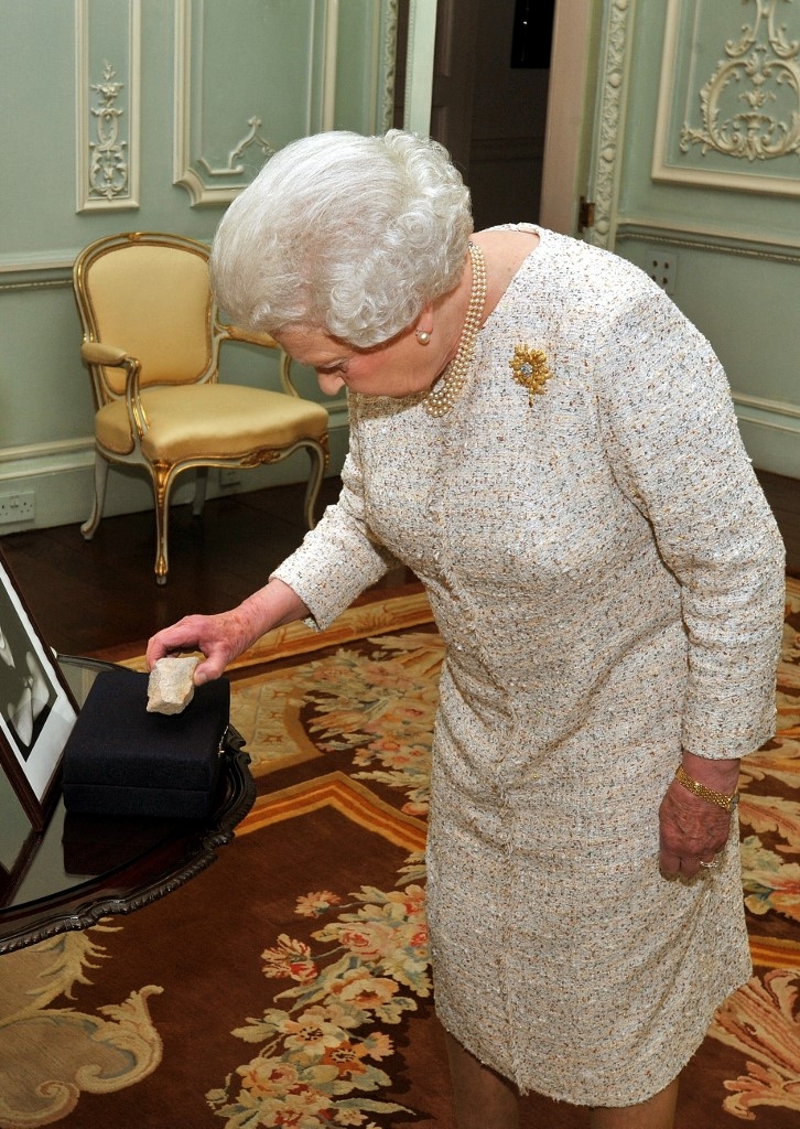 El día en que el expresidente Sebastián Piñera le regaló una piedra a la fallecida Reina Isabel II
