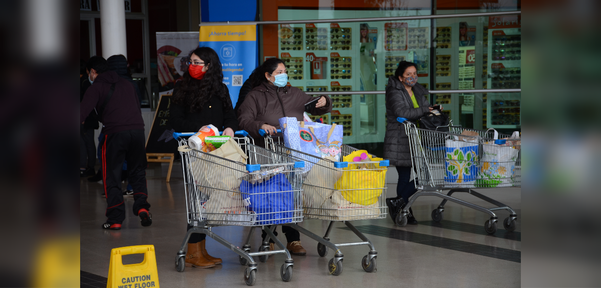 Tras denuncias: Sernac fiscalizará a supermercados y retail por exigir boleta a la salida de locales