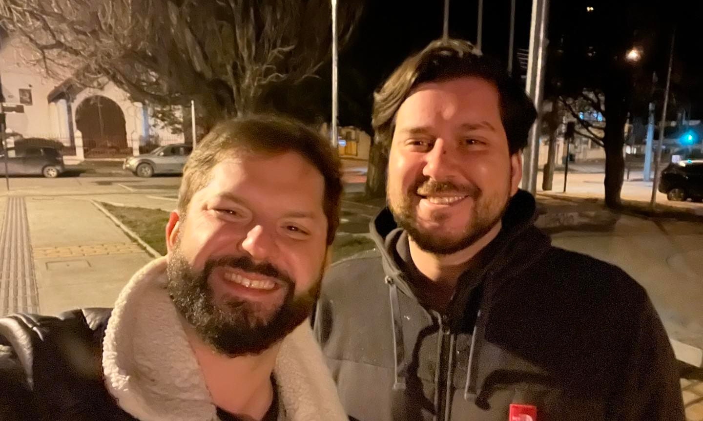 El llamativo look de Simón Boric para ir a votar en Punta Arenas: 