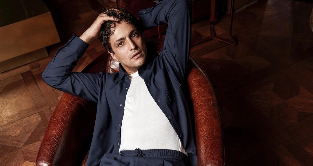 El talento musical de Taner Ölmez, el actor tras el Dr. Milagro: tiene una banda y su propio disco