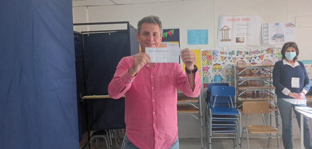 Gonzalo de la Carrera subió imagen de su voto a Twitter y luego la borró: usuarios sacaron captura