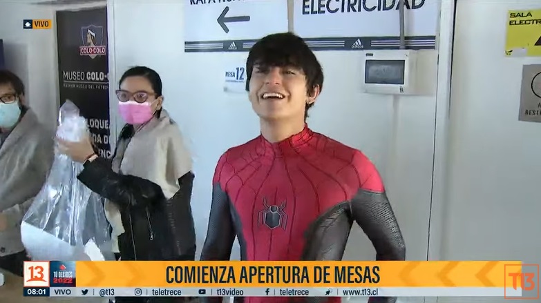 Vocal de mesa disfrazado de Spiderman