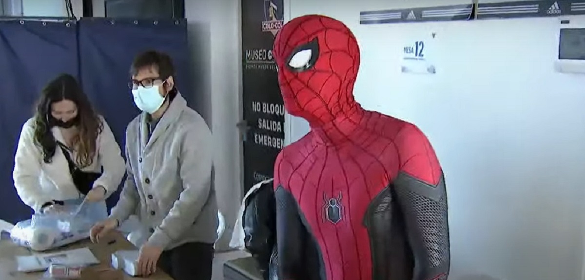 Vocal de mesa se robó las miradas tras aparecer disfrazado de Spiderman: explicó por qué lo hizo