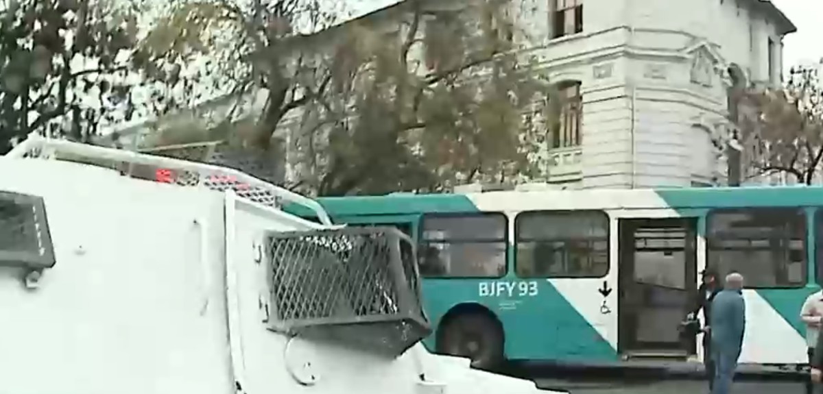 La reacción de JC Rodríguez luego de que camarógrafo fuera agredido afuera del Liceo de Aplicación