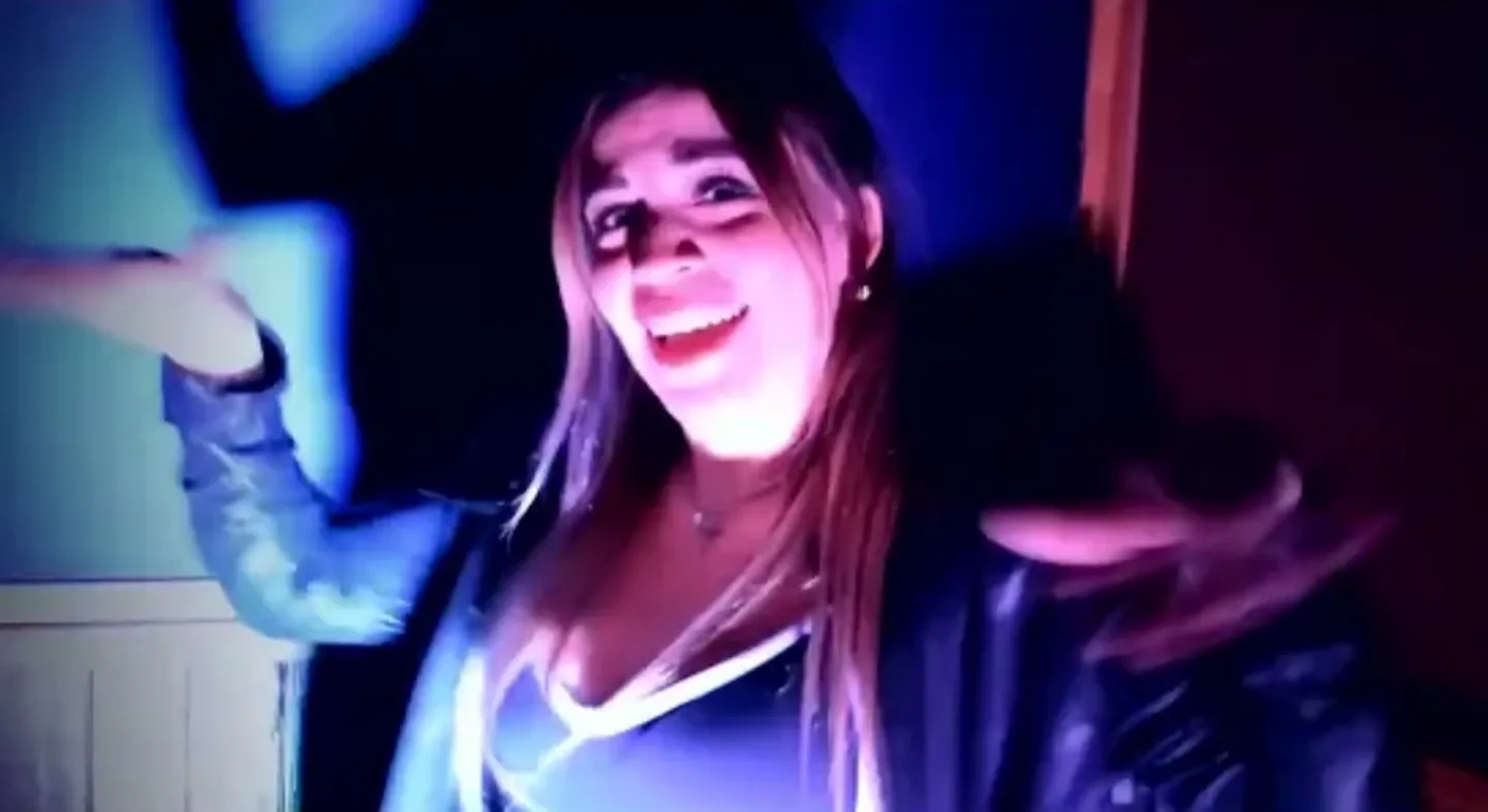 Acusan a apoderada de jardín infantil de robar dinero para costear su videoclip de cumbia