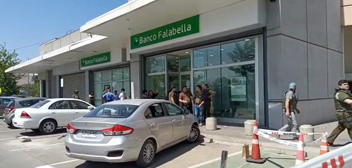 Mall de Quilicura sufre violento asalto: delincuentes con fusiles quemaron vehículos para escapar