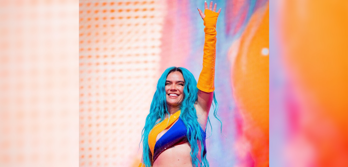 Karol G se emocionó al visitar a fanática que dio a luz en pleno concierto: 