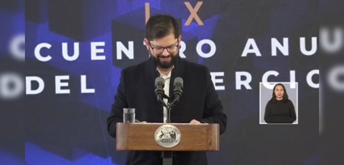 La jocosa reacción del presidente Boric ante curioso sonido que interrumpió su discurso: 