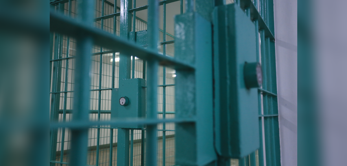 Hallan muerto en cárcel de Castro a acusado de violar y almacenar material pornográfico de su hija