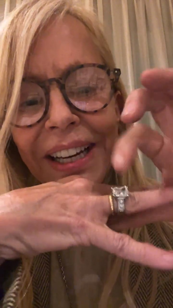 Cecilia Bolocco sorprendió tras mostrar su elegante anillo de matrimonio: “Estoy tan feliz”
