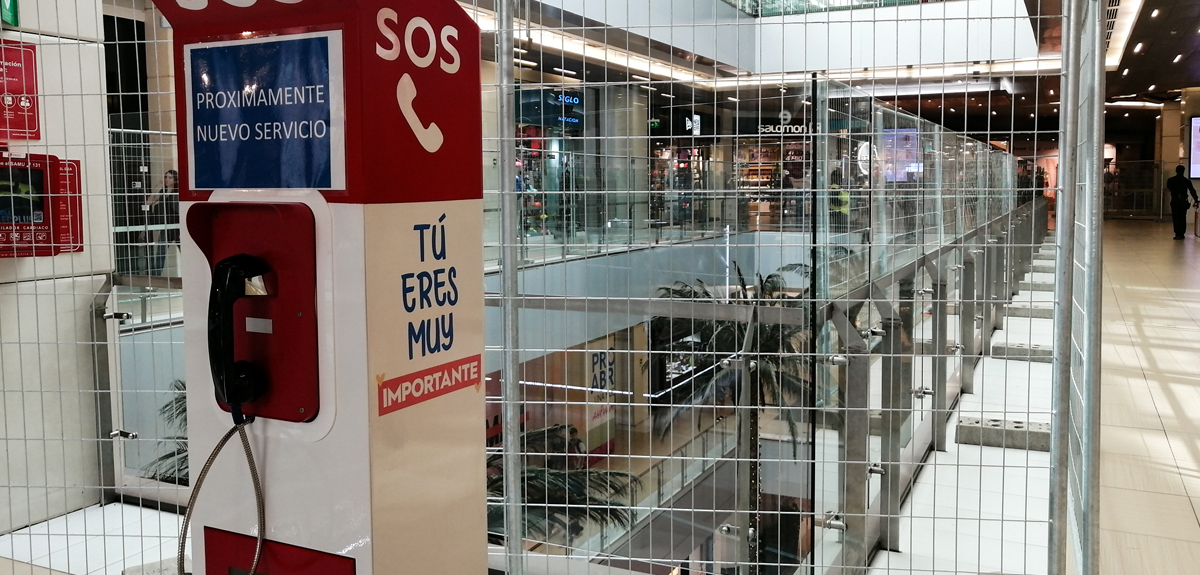 Costanera Center instaló rejas de seguridad luego que hombre se lanzara al vacío e impactara a mujer