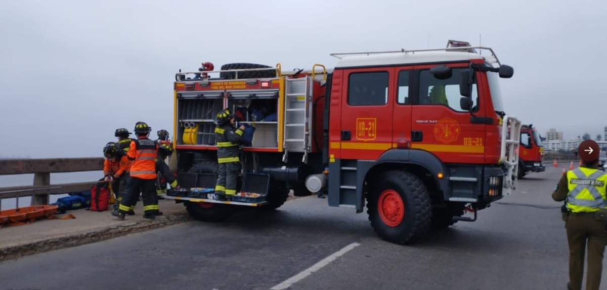 Mujer cayó 20 metros a roqueríos desde puente Capuchinos en Viña del Mar: fue rescatada con vida
