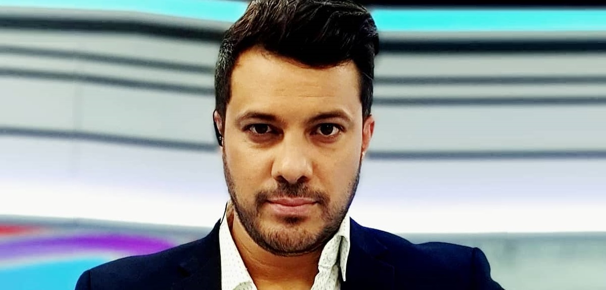 Simón Oliveros respondió a cibernauta que lo acusó de atacar primero a manifestante en Plaza Italia