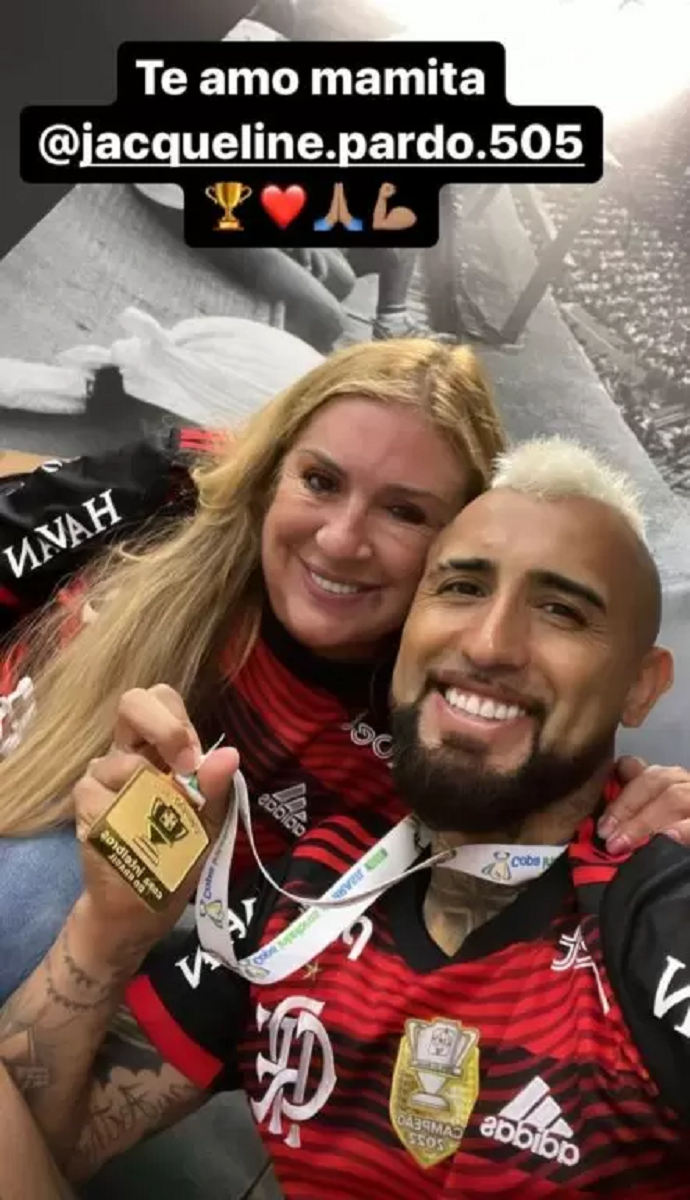 El íntimo festejo de Arturo Vidal tras salir campeón en Brasil: dedicó triunfo a su difunto padre