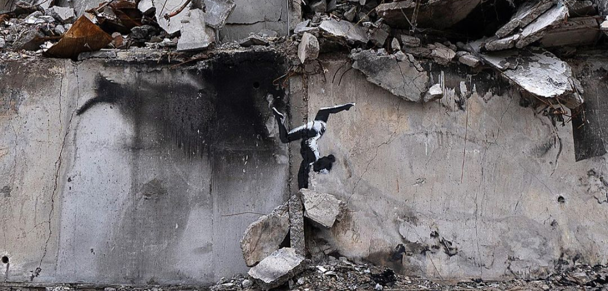 Banksy sorprendió con nueva obra pintada sobre ruinas de edificio bombardeado en Ucrania