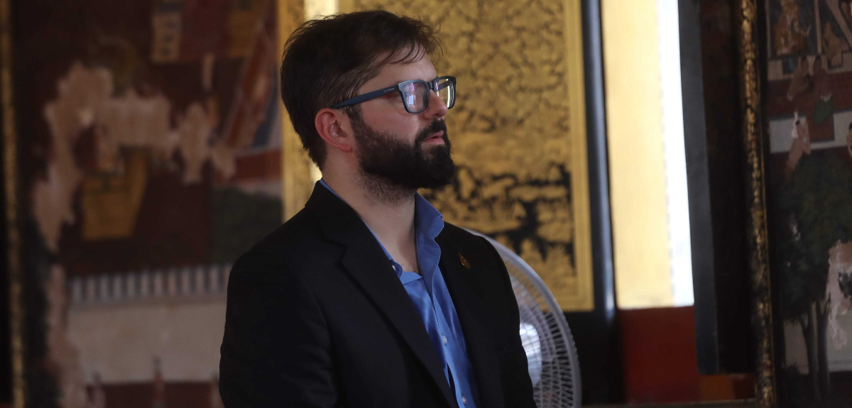 Presidente Boric fue visto usando shorts y polera en Tailandia: estaba almorzando en un mercado