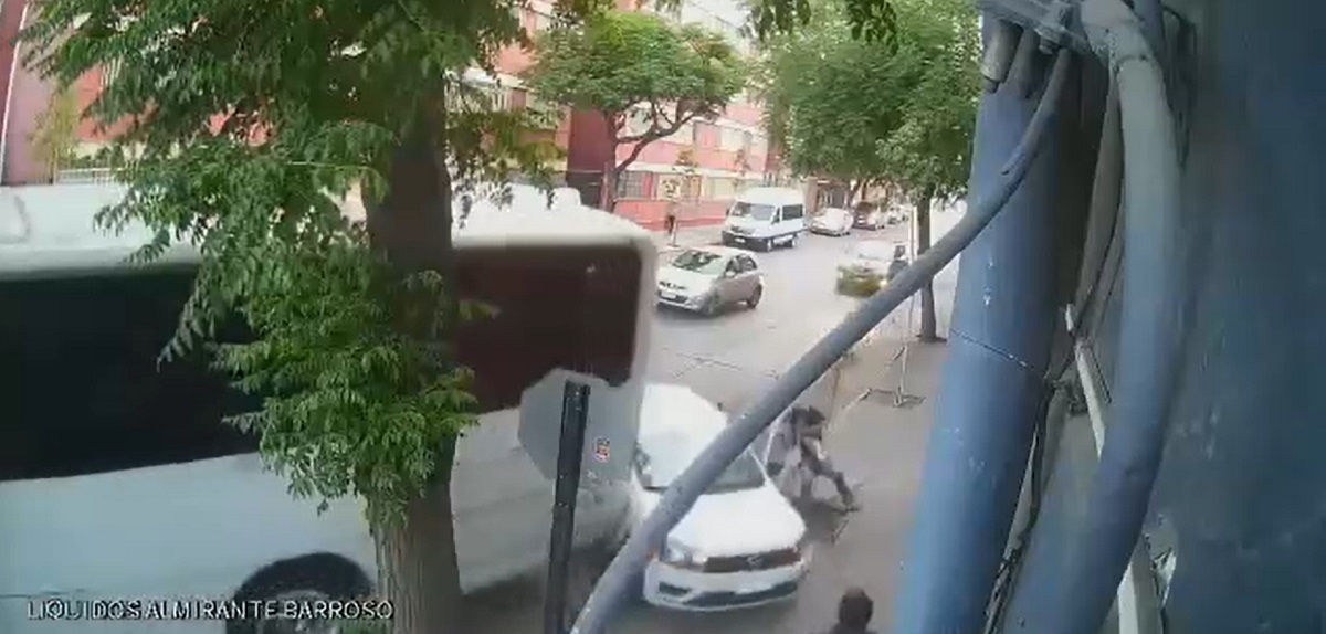 Los chocó dos veces: el insólito registro de chofer de bus que agredió a fiscalizadores en Santiago