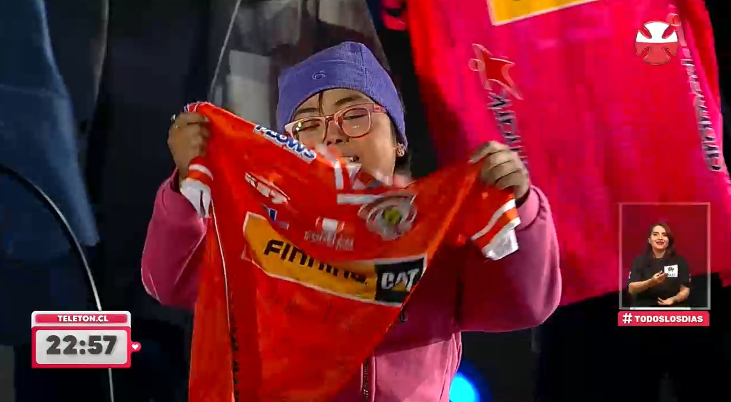 Martina recibió camiseta de Cobreloa