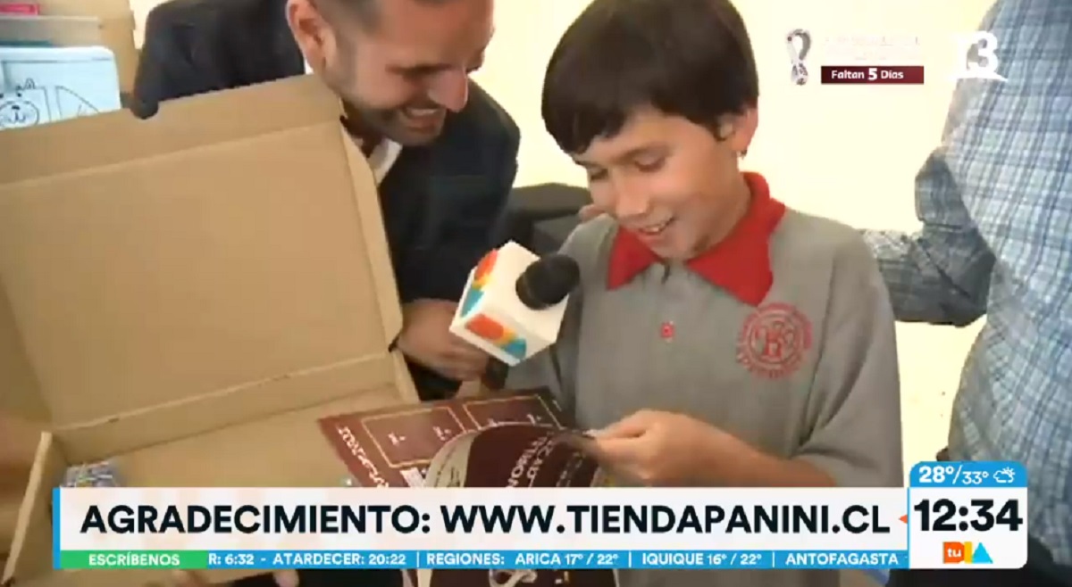 Niño recibió álbum del mundial de regalo