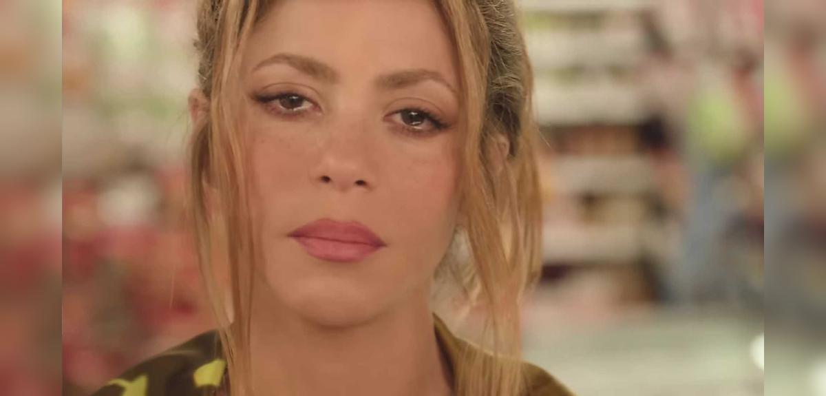 Fotografía muestra a Shakira llorando en público tras hablar por teléfono: 