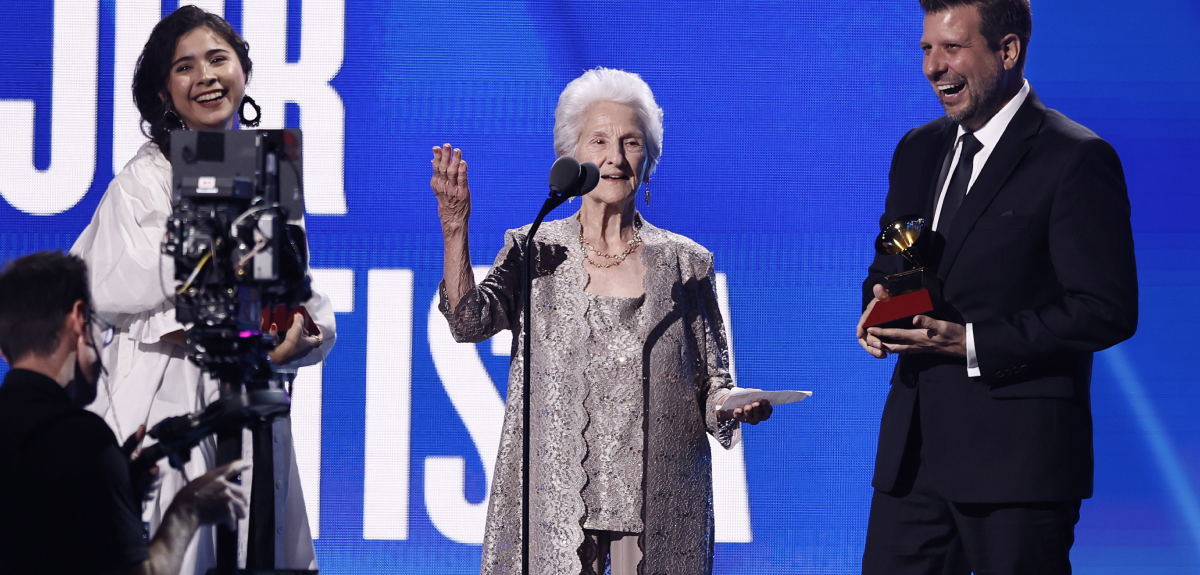 Ángela Álvarez, la cantante de 95 años que triunfó en los Latin Grammy: 