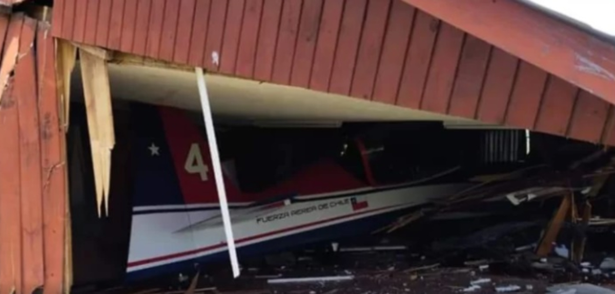 Avioneta de Halcones de la FACh cayó al interior de colegio en Chillán: hay dos personas lesionadas