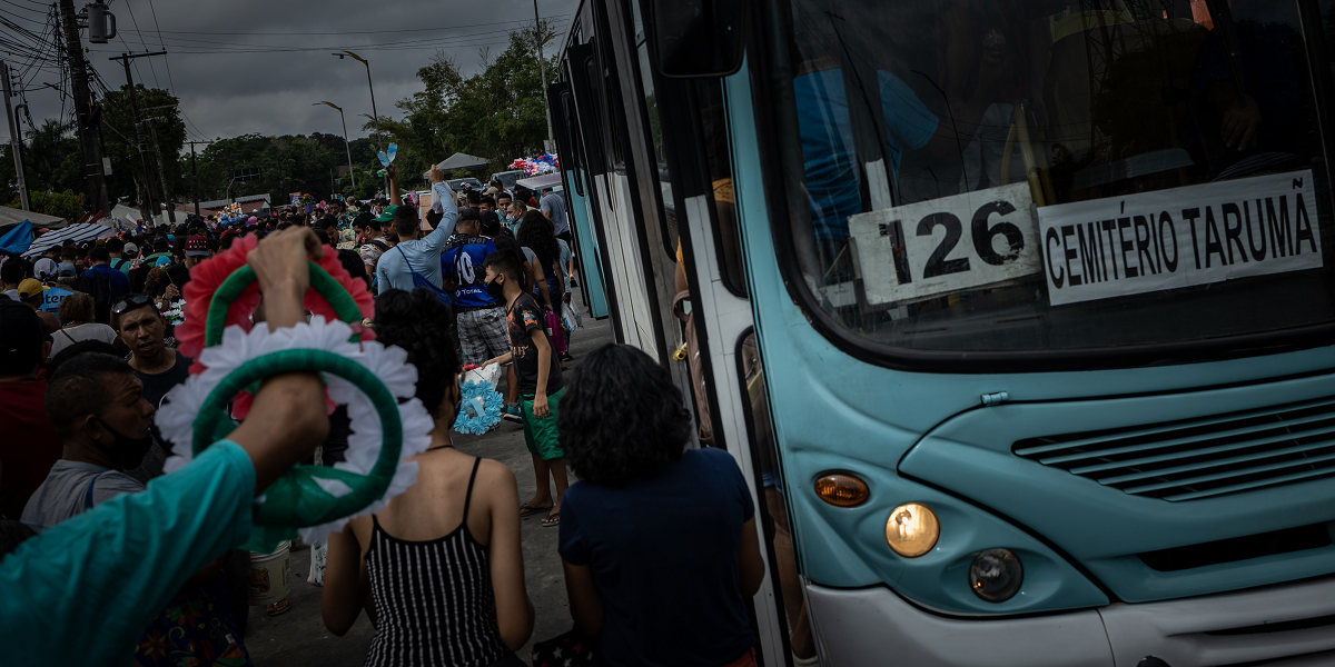 Al menos cinco muertos tras caer un bus en el río Amazonas en Brasil: una niña está desaparecida