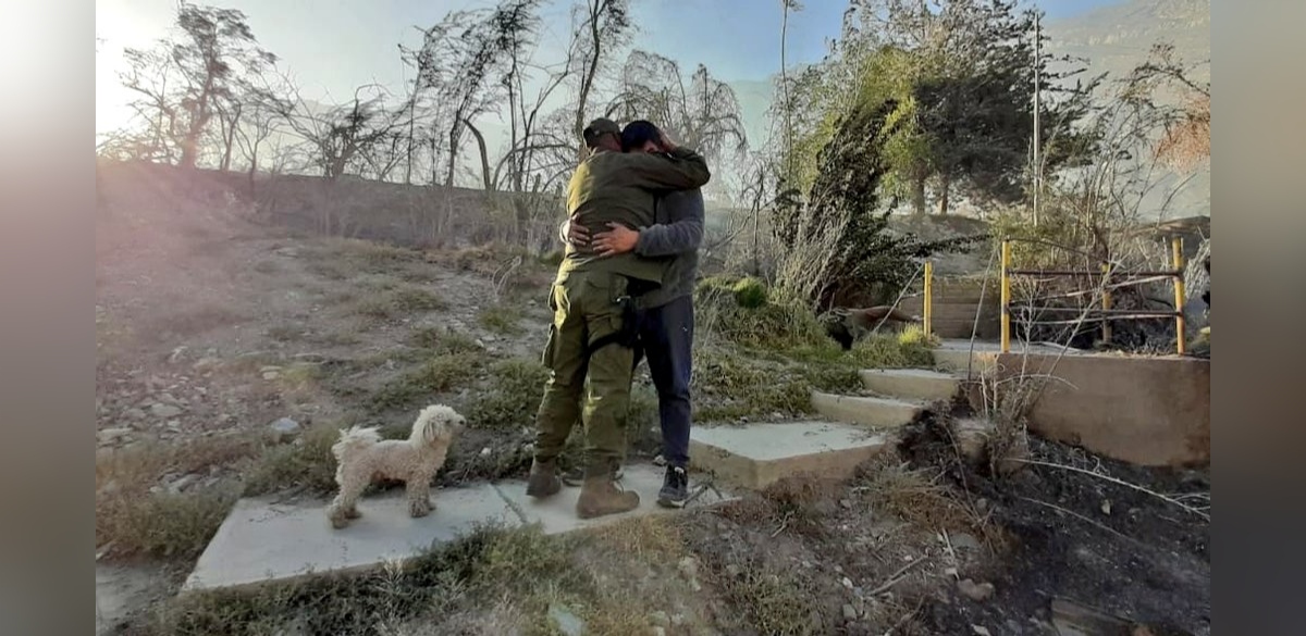 Viralizan emotiva foto de reencuentro con carabinero desaparecido tras incendio en Monte Patria