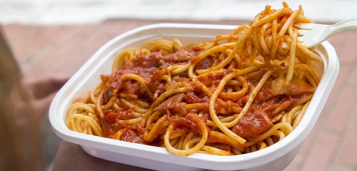 Joven comió fideos con pollo del día anterior y terminó con la amputación de ambas piernas