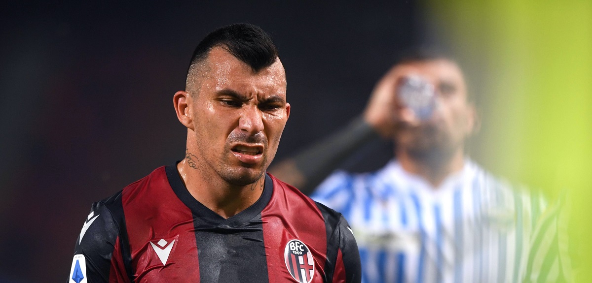 Jugador del Bologna desclasificó que Medel casi se pelea con hinchas: 