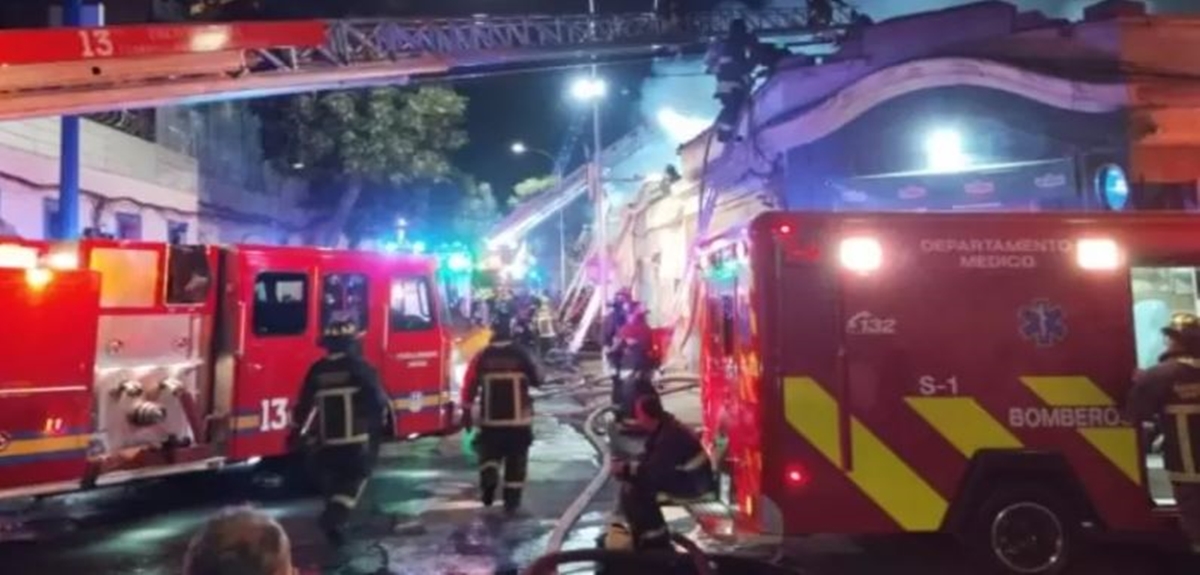 Gran incendio en cité de Santiago dejó 7 casas destruidas, una víctima y 2 bomberos lesionados