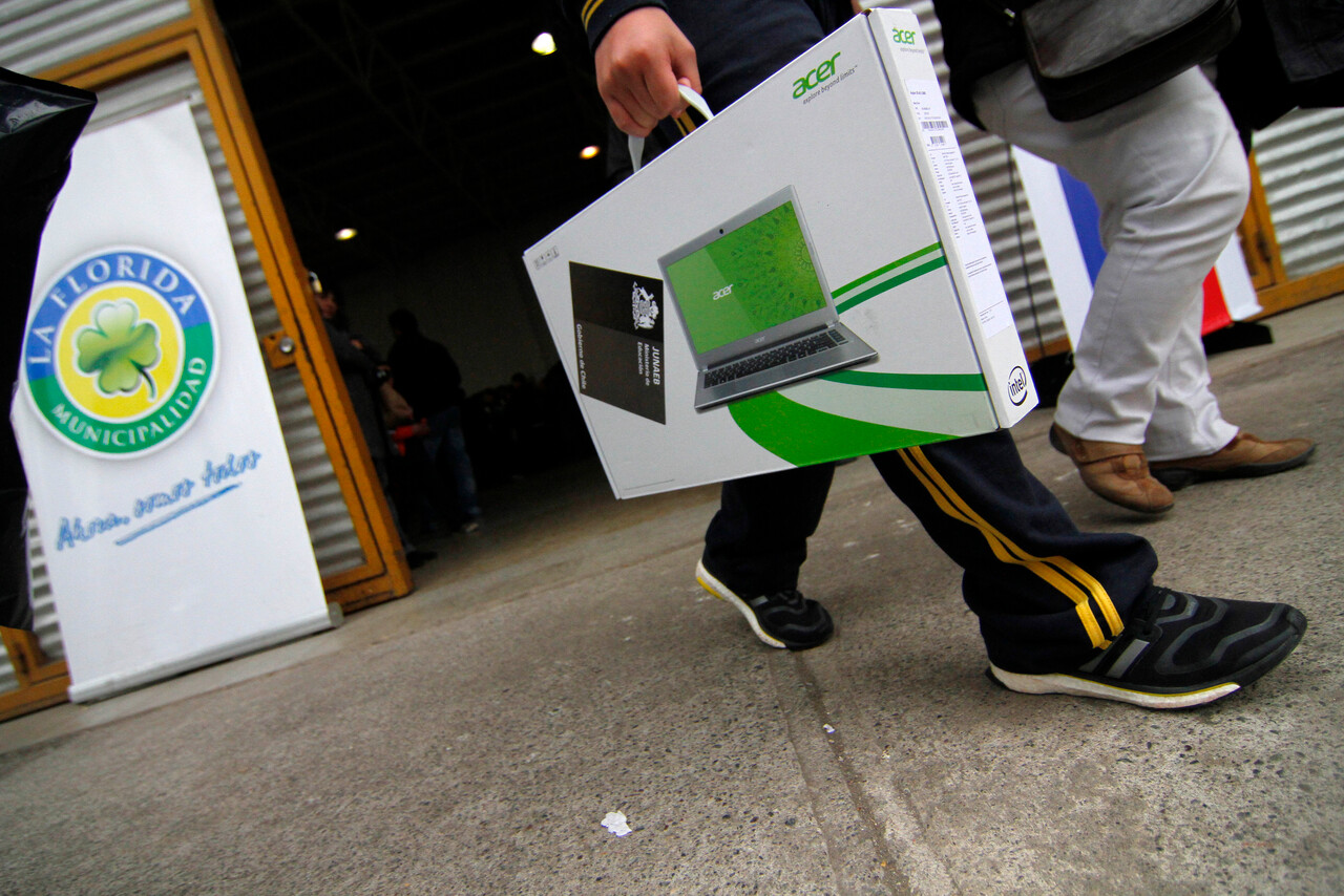 Junaeb da de baja 3 mil computadores que no se entregaron a estudiantes: estuvieron 7 años en bodega